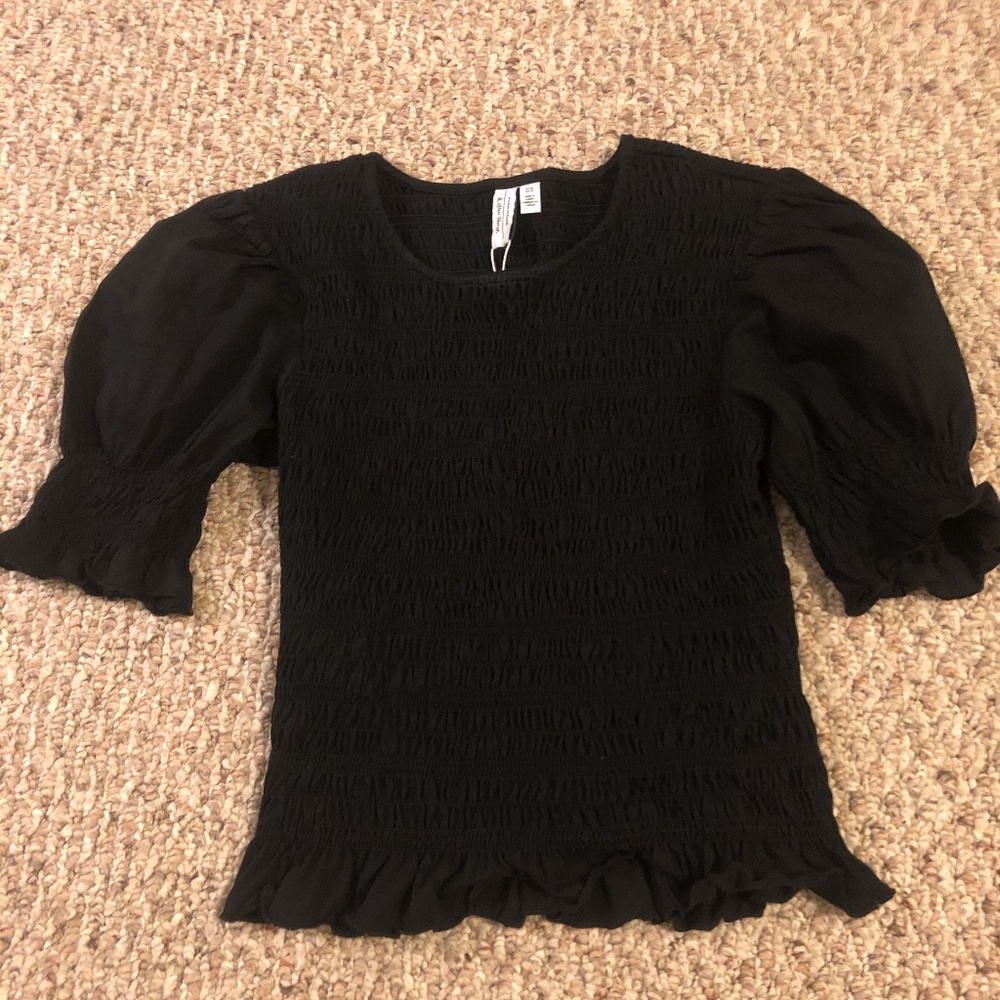 Puffed sleeve black top